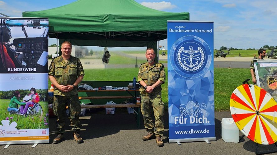 Die Standortkameradschaft Niederstetten war mit ihrem Vorsitzenden Stabsgefreiter Nico Löschner (im Bild rechts) am gemeinsamen Informationsstand mit dem Bundeswehrsozialwerk erstmalig am Familientag des Transporthubschrauberregimentes 30 mit dabei. Foto: Nico Löschner