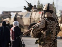 Rund 300 afghanische Ortskräfte arbeiten derzeit mit dem deutschen Einsatzkontingent am Hindukusch zusammen. Foto: Bundeswehr/Jana Neumann