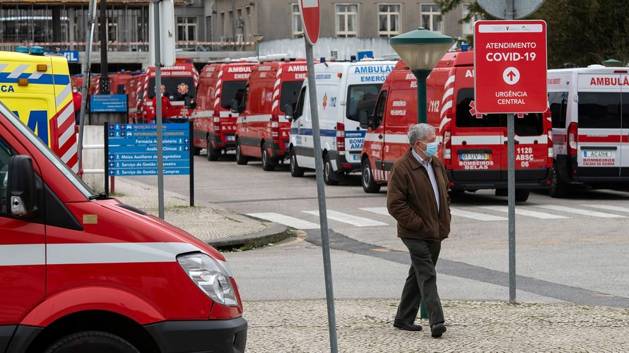 Dutzende von Krankenwagen stehen an, um mit Covid-19 infizierte Patienten im Santa Maria-Krankenhaus in Lissabon abzusetzen. Foto: picture alliance / ZUMAPRESS.com, Hugo Amaral