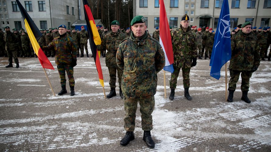 Christoph Huber, der Kommandeur des multinationalen Gefechtsverbandes Litauen, zusammen mit Soldaten in Rukla in Litauen Foto: dpa