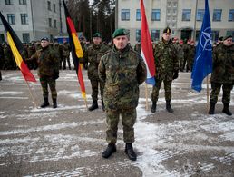 Christoph Huber, der Kommandeur des multinationalen Gefechtsverbandes Litauen, zusammen mit Soldaten in Rukla in Litauen Foto: dpa