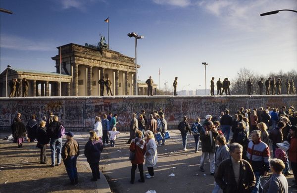 Soldaten der Nationalen Volksarmee sichern im Herbst 1989 die Mauer am Brandenburger Tor. Im Zuge der Wende gründete sich im Januar 1990 der Verband der Berufssoldaten der Nationalen Volksarmee (VBS). Foto: picture alliance/imageBROKER /Norbert Michalke