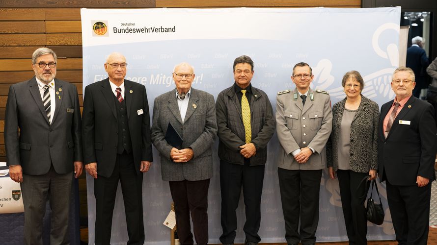 Hptm a.D. Ernst Wendland (von links), OStFw a.D. Rüdiger Meier, Oberstlt a.D. Georg-Ludwig Grunwald, Hptm a.D. Dieter Schnichels, StFw a.D. Thomas Schwappacher, Irmi Späth, Oberstlt a.D. Roland Späth. Foto: Daniela Skrzypczak