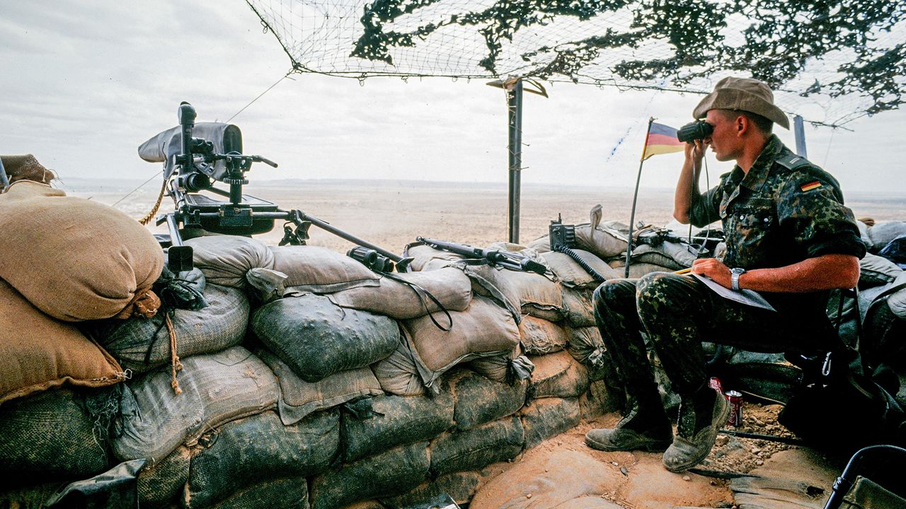 Ein deutscher Soldat im deutschen Feldlager Belet Huen in Somalia: Dort waren von August 1993 bis März 1994 rund 1700 Bundeswehrsoldaten im Einsatz. Foto: picture alliance/akg-images/Guenay Ulutuncok