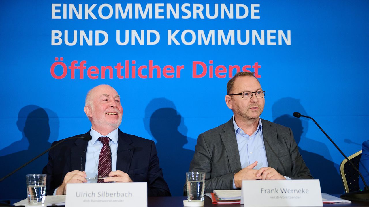 Ulrich Silberbach (l.), Bundesvorsitzender dbb Beamtenbund und Tarifunion, und Frank Werneke, Vorsitzender ver.di, stellten in Berlin die Tarifforderungen der Gewerkschaften vor. Foto: picture alliance/dpa/Annette Riedl