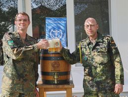 Der Kommandeur des ABCAbwBtl 750 „Baden“, Oberstleutnant Alexander Große (vl..), und der Vorsitzende der Truppenkameradschaft, Oberstabsfeldwebel Heiko Steng, eröffneten mit dem traditionellen Bieranstich das Oktoberfest am Standort Bruchsal. Foto: Heiko Steng