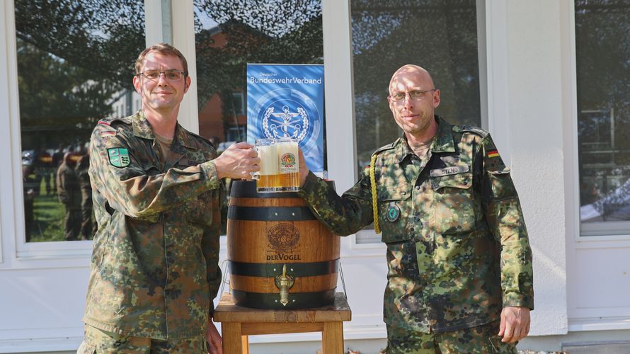 Der Kommandeur des ABCAbwBtl 750 „Baden“, Oberstleutnant Alexander Große (vl..), und der Vorsitzende der Truppenkameradschaft, Oberstabsfeldwebel Heiko Steng, eröffneten mit dem traditionellen Bieranstich das Oktoberfest am Standort Bruchsal. Foto: Heiko Steng