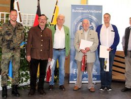 Nach der Ehrung von Mitgliedern der KERH Berchtesgadener Land: Bezirksvorsitzender Major Daniel Brunner (v.l.), Oberfeldveterinär Dr. Wolfram Noreisch, Hauptmann a.D. Lothar Koch, Oberst a.D. Horst Brenner, Oberfeldwebel d.R. Thomas Hofmann, Vorsitzender Oberstleutnant Klaus Schwarzenberger. Foto: KERH BGL