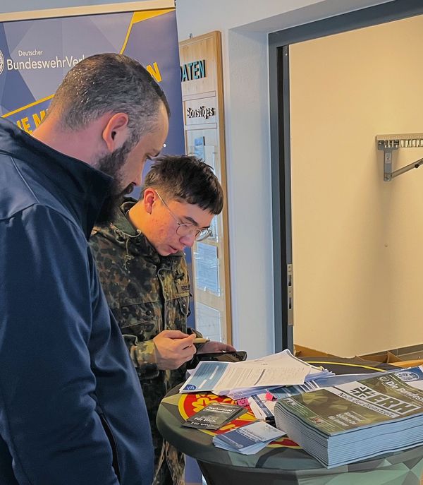 Außendienstmitarbeiter Matthias Eppner unterstützte diese Aktion des TruKa-Vorstandes zur Aktualisierung der Mitgliederdaten. Fotos: TruKa GLK