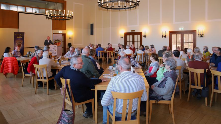 Das traditionelle Aschermittwoch-Essen der Kameradschaft ERH Sonthofen bot auch in diesem Jahr 50 Mitgliedern und Gästen eine willkommene Gelegenheit für ein erstes Treffen. Foto: Wolfgang Kruse