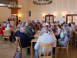 Das traditionelle Aschermittwoch-Essen der Kameradschaft ERH Sonthofen bot auch in diesem Jahr 50 Mitgliedern und Gästen eine willkommene Gelegenheit für ein erstes Treffen. Foto: Wolfgang Kruse