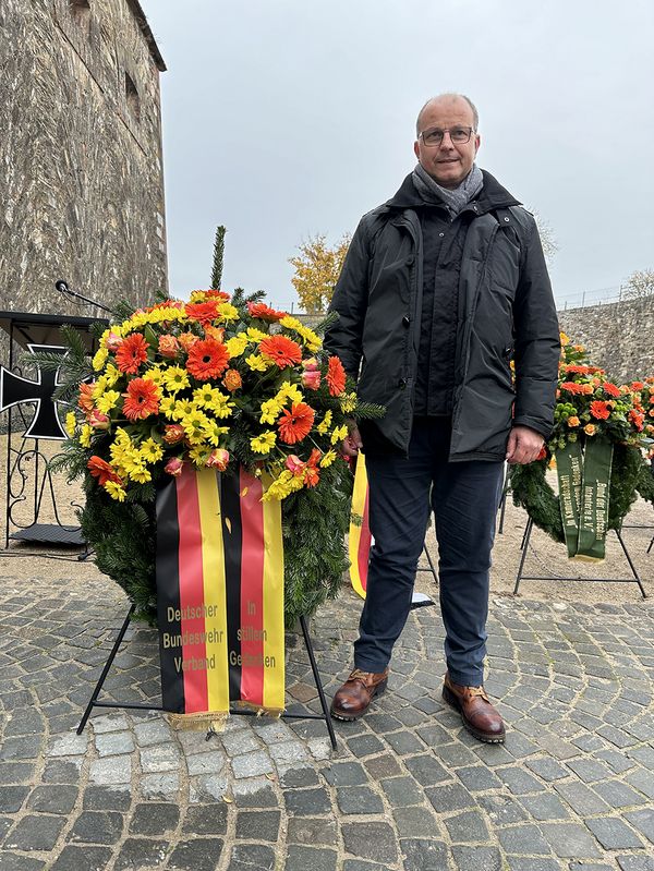 Stabsfeldwebel a.D. Frank Heidemann legte für den Vorstand Heer einen Kranz am Ehrenmal des Heeres in Koblenz nieder. Foto: DBwV