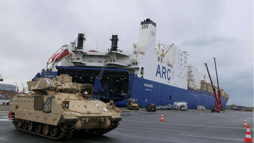 Ein US-Schützenpanzer wird in Bremerhaven entladen. Der Umfang der Übung Defender Europe 20 wird jetzt deutlich reduziert. Foto: Bundeswehr/Janina Brede