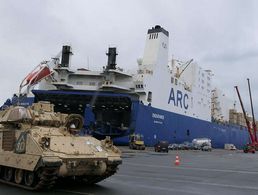 Ein US-Schützenpanzer wird in Bremerhaven entladen. Der Umfang der Übung Defender Europe 20 wird jetzt deutlich reduziert. Foto: Bundeswehr/Janina Brede