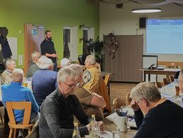 Außendienstmitarbeiter Matthias Eppner war bei der Kameradschaft ERH Oberere Bayerischer Wald zu Gast. Foto: Kare