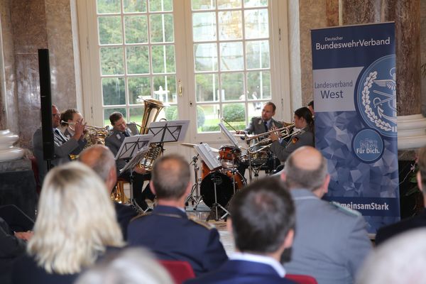 Für den musikalischen Rahmen sorgte das Kammerensemble des Heeresmusikkorps Kassel unter der Leitung von Hauptfeldwebel Florian Beyer. Foto: wh