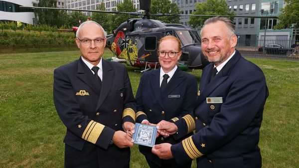 Von links: Vizeadmiral Jan Christian Kaack, Kapitänleutnant Inga Hilsberg (Leiterin des Marinemusikkorps Kiel), Fregattenkapitän Marco Thiele, stellvertretender Vorsitzender der Soldaten Veteranenstiftung und Vorsitzender Marine im DBwV mit der CD, die die SVS zum 175. Geburtstag der Deutschen Marine veröffentlicht hat. Foto: DBwV