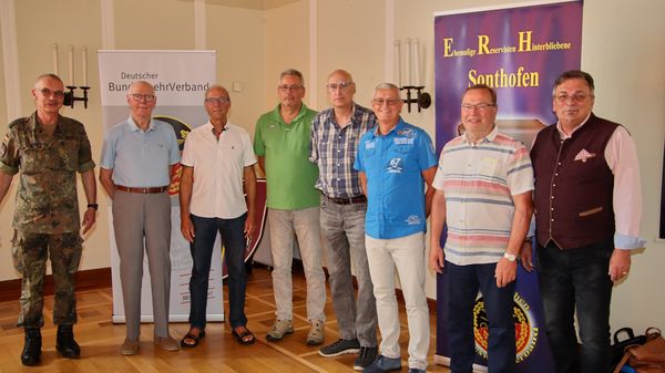 Auf dem Sommerfest geehrte langjährige Mitglieder des BundeswehrVerbandes mit dem neu ernannten Ehrenvorsitzenden Oberstleutnant a.D. Alfred Veit (2.v.r.) und Bezirksvorsitzendem Franz Jung. Foto: Wolfgang Kruse