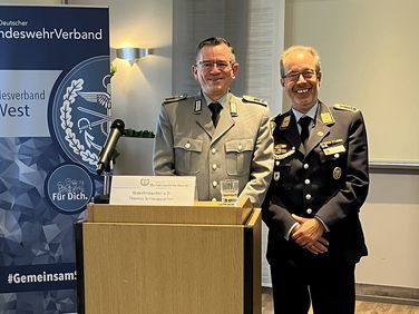 Landesvorsitzender Stabsfeldwebel Volker Keil (r.) freute sich, den ersten Stellvertreter des DBwV Bundesvorsitzenden, Stabsfeldwebel a.D. Thomas   Schwappacher, zur BS-Tagung begrüßen zu können. Foto: DBwV