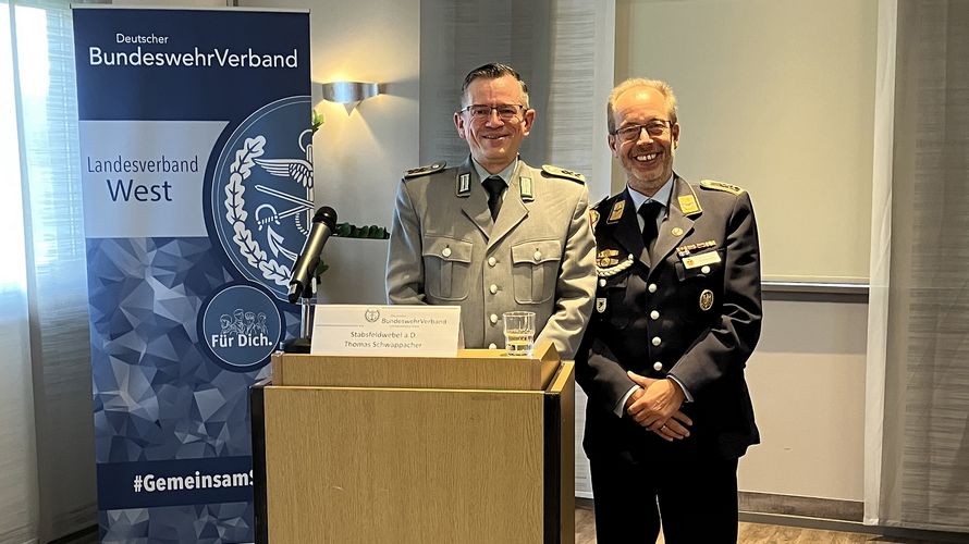 Landesvorsitzender Stabsfeldwebel Volker Keil (r.) freute sich, den ersten Stellvertreter des DBwV Bundesvorsitzenden, Stabsfeldwebel a.D. Thomas   Schwappacher, zur BS-Tagung begrüßen zu können. Foto: DBwV