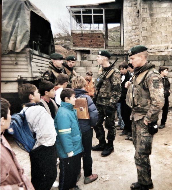 Als Unteroffizier und Truppführer war Oberstleutnant i.G. Marcel Bohnert (r.) 1999 in der Frühphase des KFOR-Einsatzes im Kosovo. Foto: privat