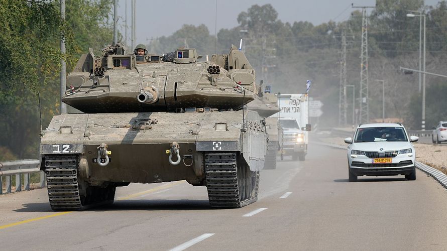 Israelische Kampfpanzer in der Nähe von Sderot, eine der Ortschaften nahe der Grenze zu Gaza, die von Terroristen angegriffen worden war. Foto: picture alliance/ASSOCIATED PRESS/Ohad Zwigenberg