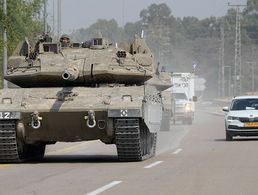 Israelische Kampfpanzer in der Nähe von Sderot, eine der Ortschaften nahe der Grenze zu Gaza, die von Terroristen angegriffen worden war. Foto: picture alliance/ASSOCIATED PRESS/Ohad Zwigenberg