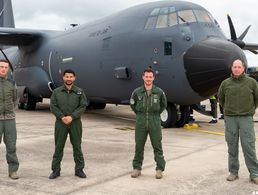 Gemeinsam trainieren deutsche und französische Soldaten in Orléans auf der C-130J "Super Hercules". Foto: Armée de l`Air