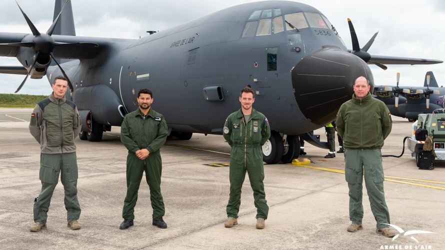 Gemeinsam trainieren deutsche und französische Soldaten in Orléans auf der C-130J "Super Hercules". Foto: Armée de l`Air