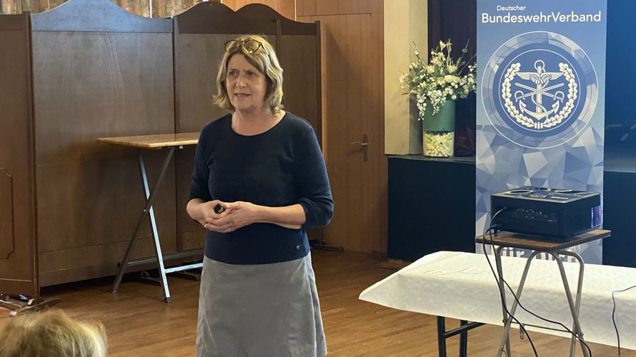 Claudia Liepertz von der Alzheimer-Gesellschaft der Städteregion Aachen informierte die Ehemaligen. Foto: Torsten Küppers