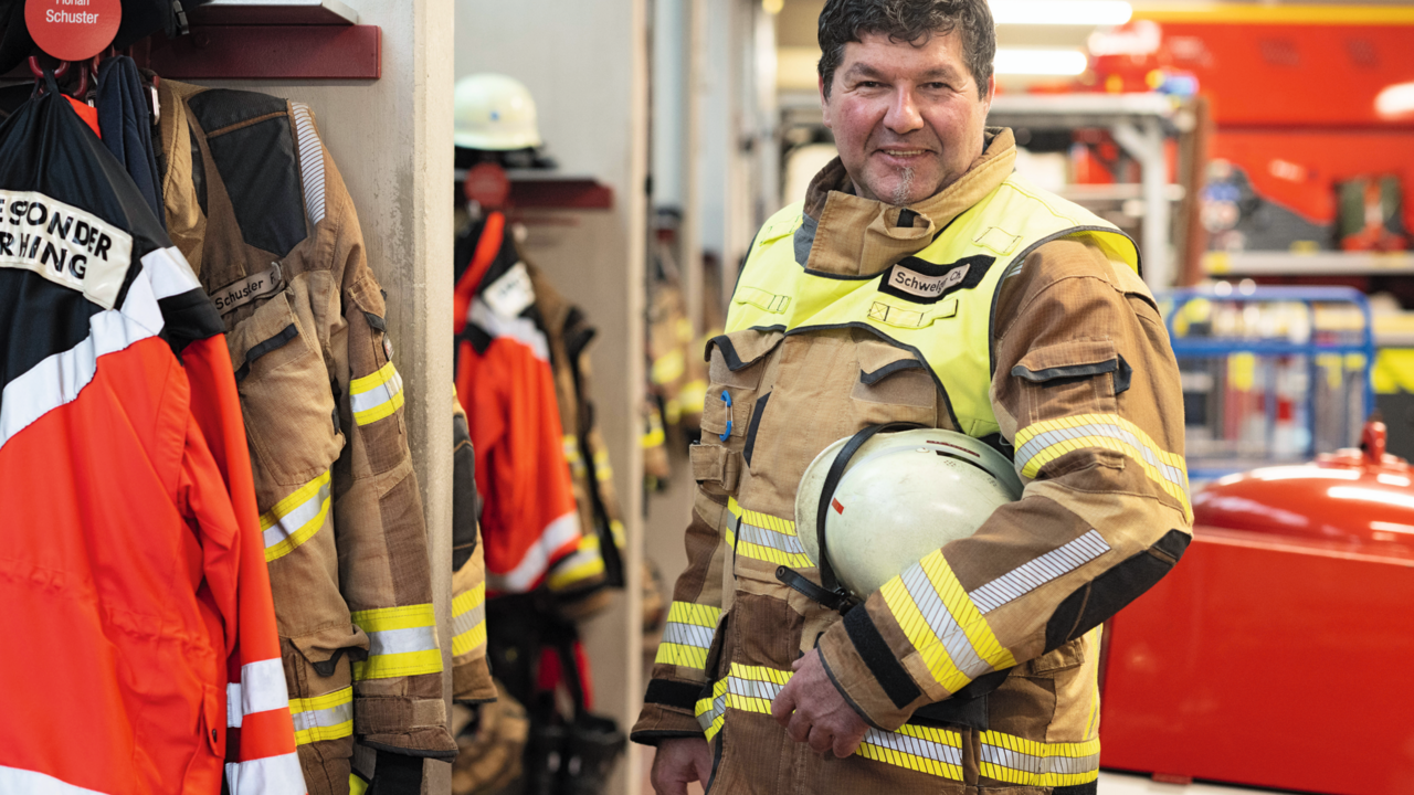 Einer von einer Million: So viele Frauen und Männer leisten ehrenamtlich Dienst in den Freiwilligen Feuerwehren. Feuerwehr-Kommandant Christian Schweiger hat nach 18 Jahren sein Amt in jüngere Hände gegeben. Foto: Catherina Hess/dpa