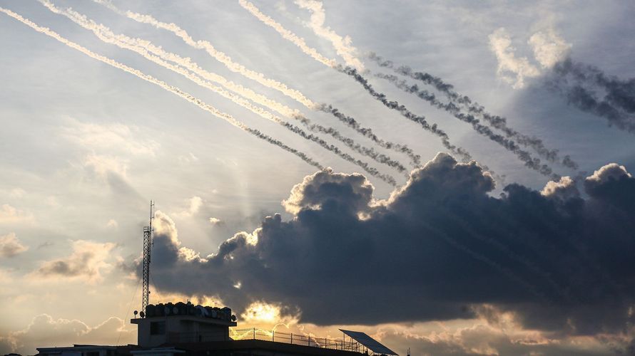 Die radikal-islamistische Hamas hat in den frühen Morgenstunden einen massiven Angriff auf Israel gestartet. Foto: picture alliance/dpa/Mohammed Talatene