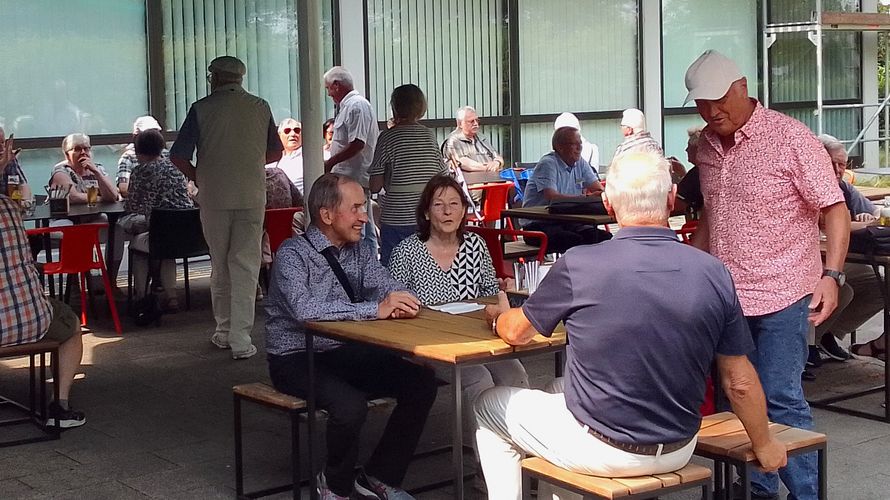 Über 60 Mitglieder und Gäste pflegten den kameradschaftlichen Austausch und führten intensive Gespräche beim Sommerfest der Kameradschaft ERH Ulm/Neu-Ulm. Foto: jag