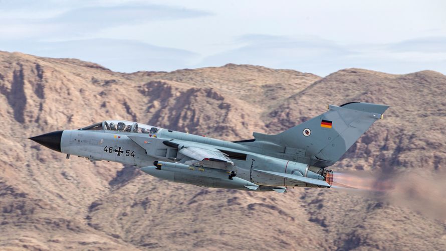 Ein Tornado ECR hebt bei Übung Red Flag 20-2 von der Nellis Air Force Base in den USA ab. Das in die Jahre gekommene Waffensystem ist von essenzieller Bedeutung für die nukleare Abschreckung  - eine Nachfolgelösung muss dringend gefunden werden. Foto: Bundeswehr/Ingo Tesche