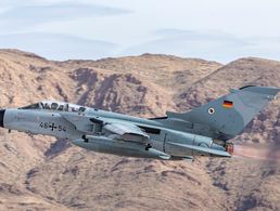 Ein Tornado ECR hebt bei Übung Red Flag 20-2 von der Nellis Air Force Base in den USA ab. Das in die Jahre gekommene Waffensystem ist von essenzieller Bedeutung für die nukleare Abschreckung  - eine Nachfolgelösung muss dringend gefunden werden. Foto: Bundeswehr/Ingo Tesche