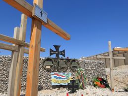 Der Ehrenhain am OP North in Nordafghanistan. Mittlerweile steht die Gedenkstätte im Wald der Erinnerung in der Henning-von-Tresckow-Kaserne bei Potsdam. Foto: Bundeswehr/Andrea Bienert