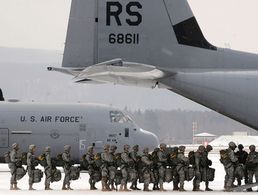 US-Soldaten steigen auf dem US-Stützpunkt Ramstein in eine Transportmaschine vom Typ C-130J "Super Hercules". Nach Plänen der US-Regierung sollen 9500 Soldaten aus Deutschland abgezogen werden. Foto: Airman 1st Class Trevor Rhynes, U.S. Air Force