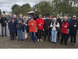 Mitglieder der Kameradschaft ERH Pfullendorf trafen sich zum traditionellen Bosseln im Seepark Pfullendorf. Foto: Peter Hofmann