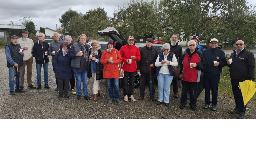 Mitglieder der Kameradschaft ERH Pfullendorf trafen sich zum traditionellen Bosseln im Seepark Pfullendorf. Foto: Peter Hofmann