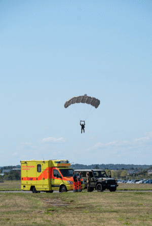 Am Boden stehen Rettungskräfte der Bundeswehr bereit. Foto: DBwVB/Bombeke