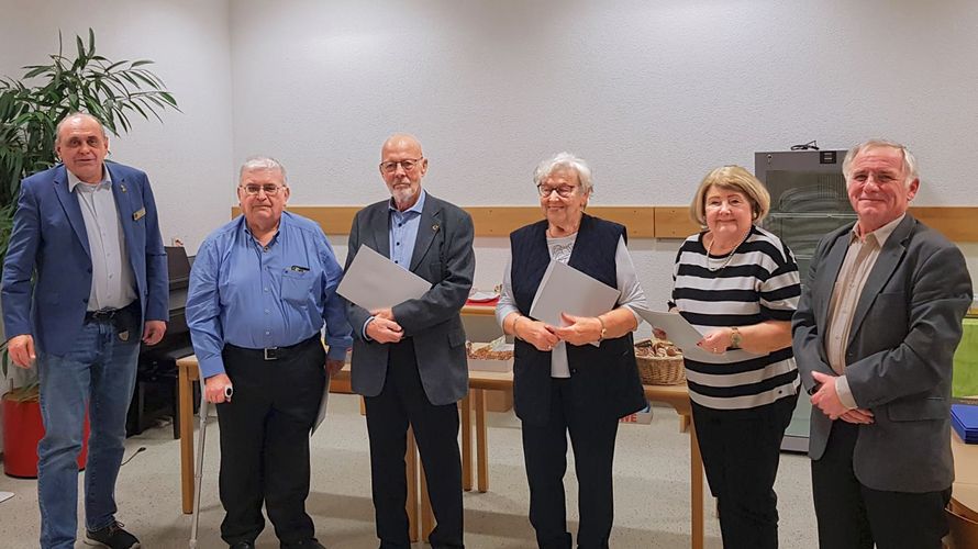 Bei der Adventsfeier der Kameradschaft ERH Karlsruhe wurden die langjährigen Mitglieder Hans-Peter Flug (2. von links), Rüdiger Kleemann, Christa Schäfer, Gabriele Hilbert ausgezeichnet. Foto: Heinz Simon