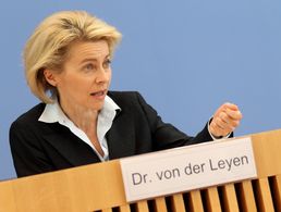 Verteidigungsministerin Ursula von der Leyen (hier ein Archivbild) will auf dem Weltwirtschaftsgipfel in Davos über den Nahen Osten und Europa sprechen