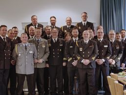 Beim Besuch des Bundesvorsitzenden an der Marineoperationsschule in Bremerhaven wurde eine Vielzahl von Themen besprochen. Foto: LV Nord