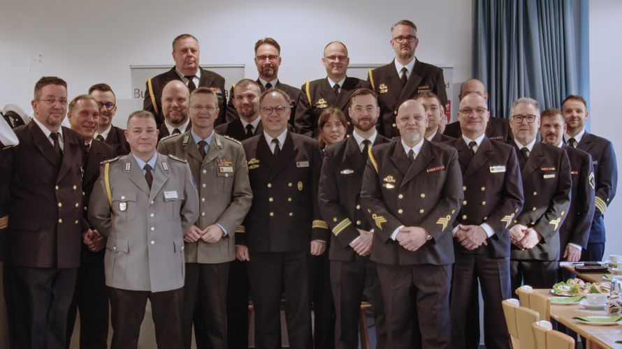 Beim Besuch des Bundesvorsitzenden an der Marineoperationsschule in Bremerhaven wurde eine Vielzahl von Themen besprochen. Foto: LV Nord