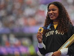 Hauptgefreiter Yemisi Ogunleye sicherte sich mit einer Weite von glatt 20 Metern die Goldmedaille im Kugelstoßen - eine von insgesamt 20 Medaillen, die sich die Sportsoldatinnen und -soldaten der Bundeswehr in Paris erkämpften. Foto: picture alliance/dpa/Michael Kappeler 