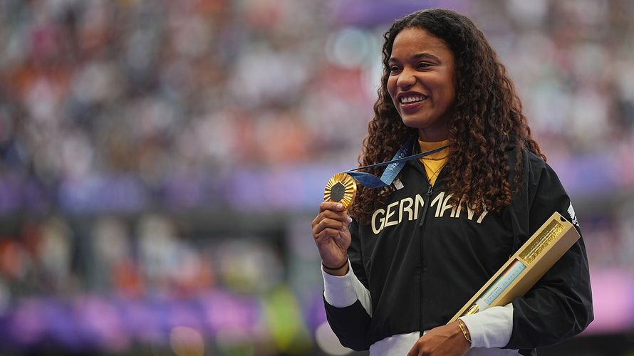 Hauptgefreiter Yemisi Ogunleye sicherte sich mit einer Weite von glatt 20 Metern die Goldmedaille im Kugelstoßen - eine von insgesamt 20 Medaillen, die sich die Sportsoldatinnen und -soldaten der Bundeswehr in Paris erkämpften. Foto: picture alliance/dpa/Michael Kappeler 