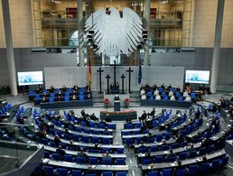 Bei der zentralen Gedenkstunde zum Volkstrauertag im Bundestag erinnerte Frank-Walter Steinmeier an die Opfer von Krieg und Terror im Osten Europas. Der Bundespräsident richtete aber auch einen eindringlichen Appell an die Gesellschaft, sich stärker mit der Parlamentsarmee Bundeswehr auseinanderzusetzen. Foto: picture alliance/Bernd von Jutrczenka