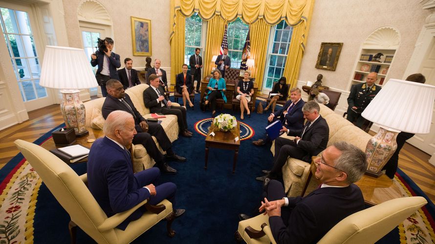 Treffen im Weißen Haus: US-Präsident Joe Biden (vorn, l.) und Nato-Generalsekretär Jens Stoltenberg. Foto: Nato