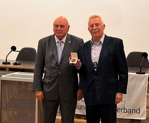 Für seinen eindrucksvollen Vortrag nahm der Referent Polizeioberkommissar a. D. Henry Ertelt (rechts), den Coin der KERH Berlin-Mitte aus den Händen des Vorsitzenden, Oberst a. D. Ralph Kohlen entgegen. Foto: Roland Lenz