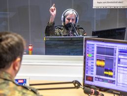 Oberfeldwebel Pia Dunkel im Studio von Radio Andernach: Sie gibt ihrem Kameraden ein Zeichen, damit er Musik einspielt. Foto: DBwV/Hepner